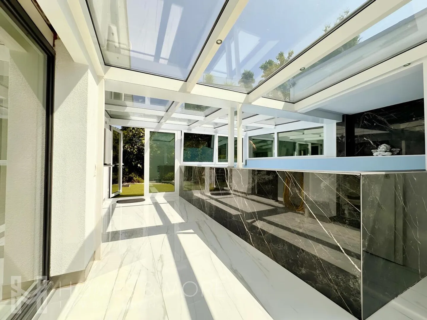 LUXUEUX AVEC VUE PANORAMIQUE SUR LE LAC ET ESPACE BIEN-ÊTRE - Photo 9 sur 10