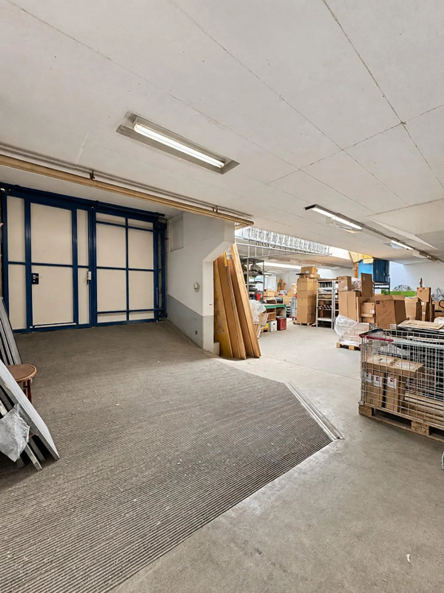 Spacious commercial space with office, accessible workshop, and parking in Binningen - Photo 3 of 13