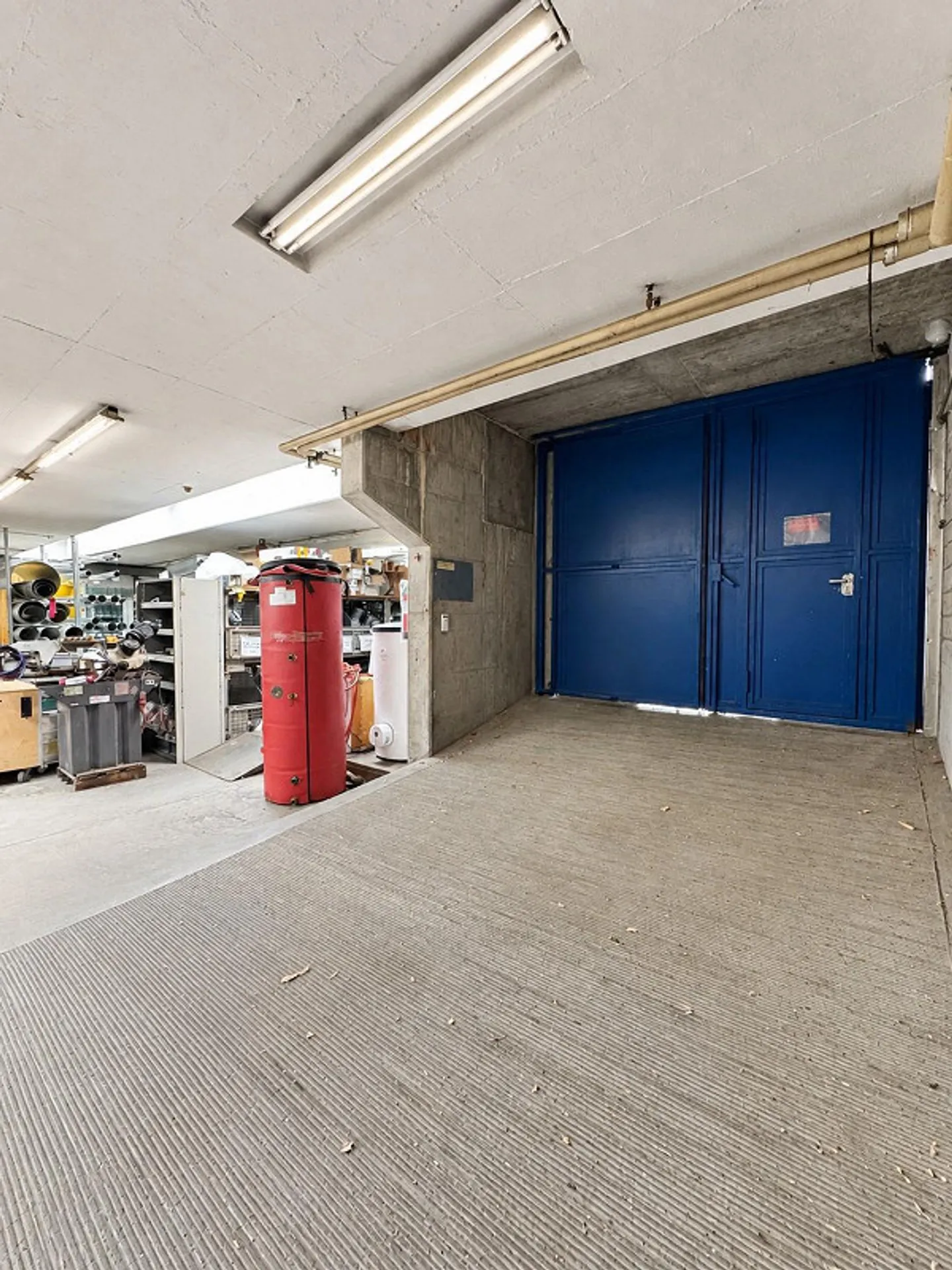 Spacious commercial space with office, accessible workshop, and parking in Binningen - Photo 4 of 13