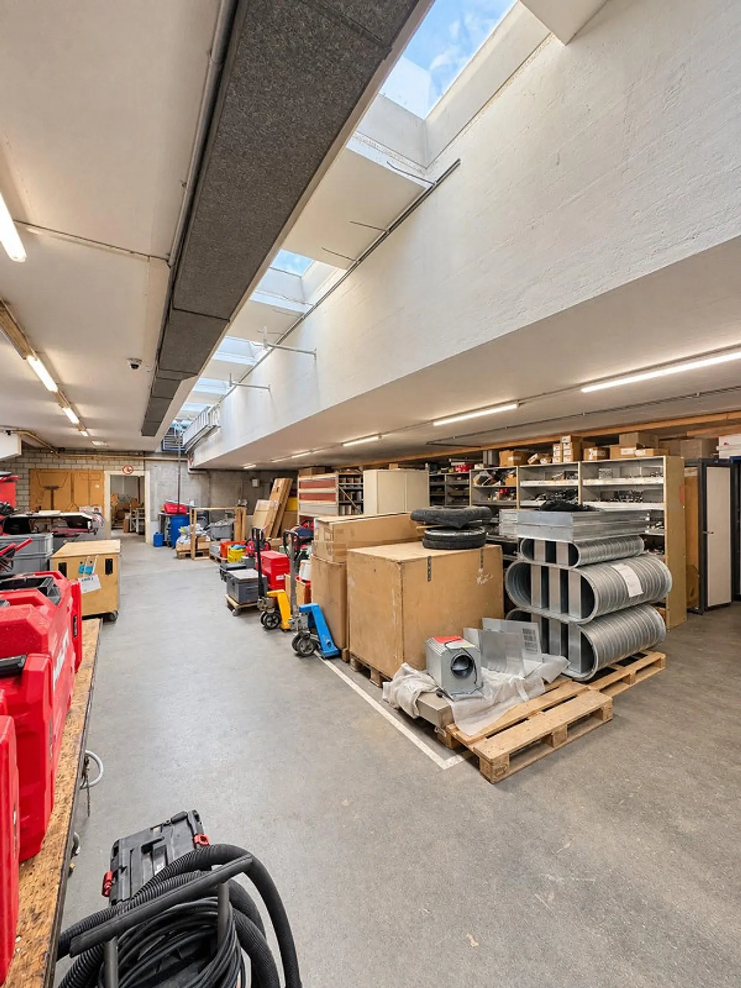 Spacious commercial space with office, accessible workshop, and parking in Binningen - Photo 5 of 13