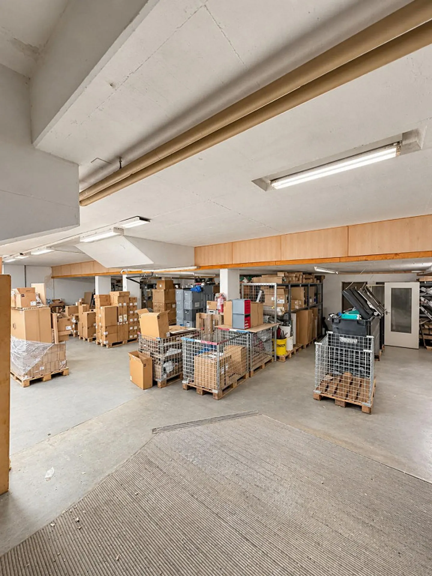 Spacious commercial space with office, accessible workshop, and parking in Binningen - Photo 6 of 13