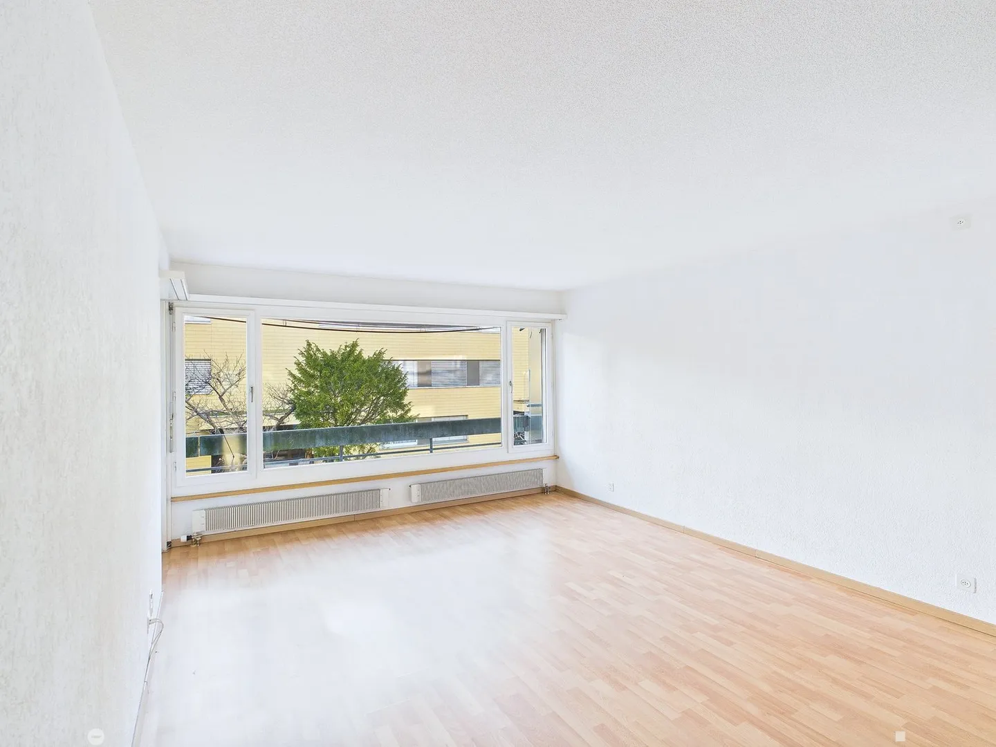 Charming 4-Room Apartment with Balcony on the Upper Quai in Biel - Photo 4 of 25