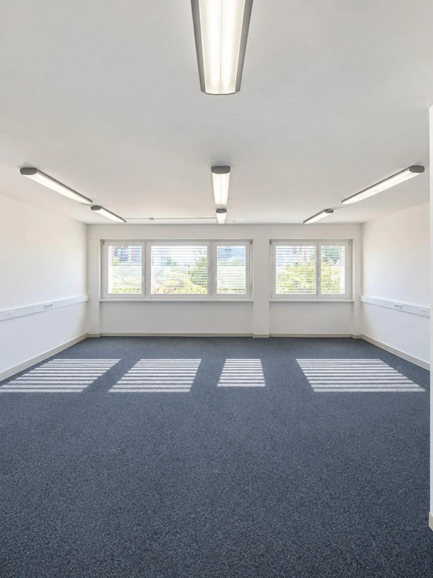 Spacious commercial space with office, accessible workshop, and parking in Binningen - Photo 7 of 13