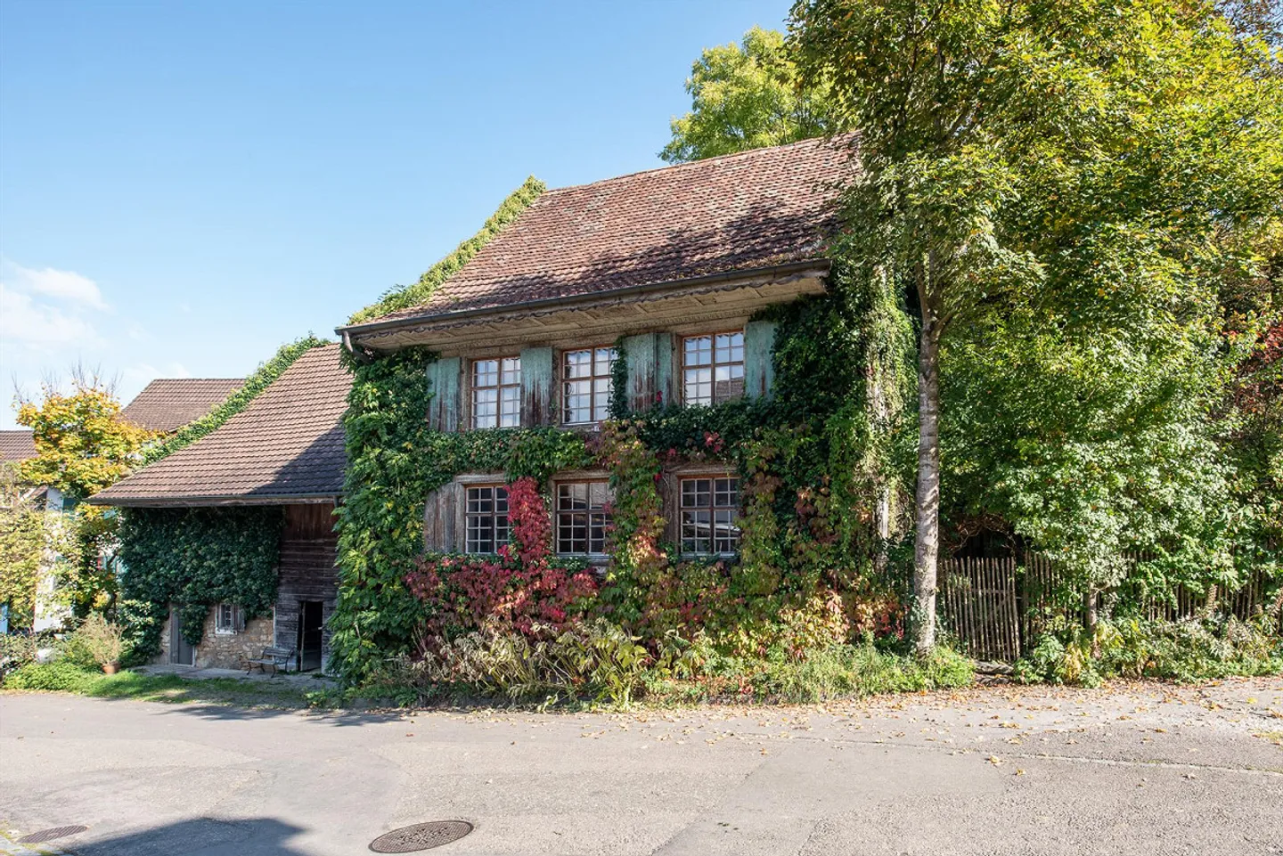 Fattoria storica con 8 camere in posizione idilliaca a Ziefen - Foto 1 di 28