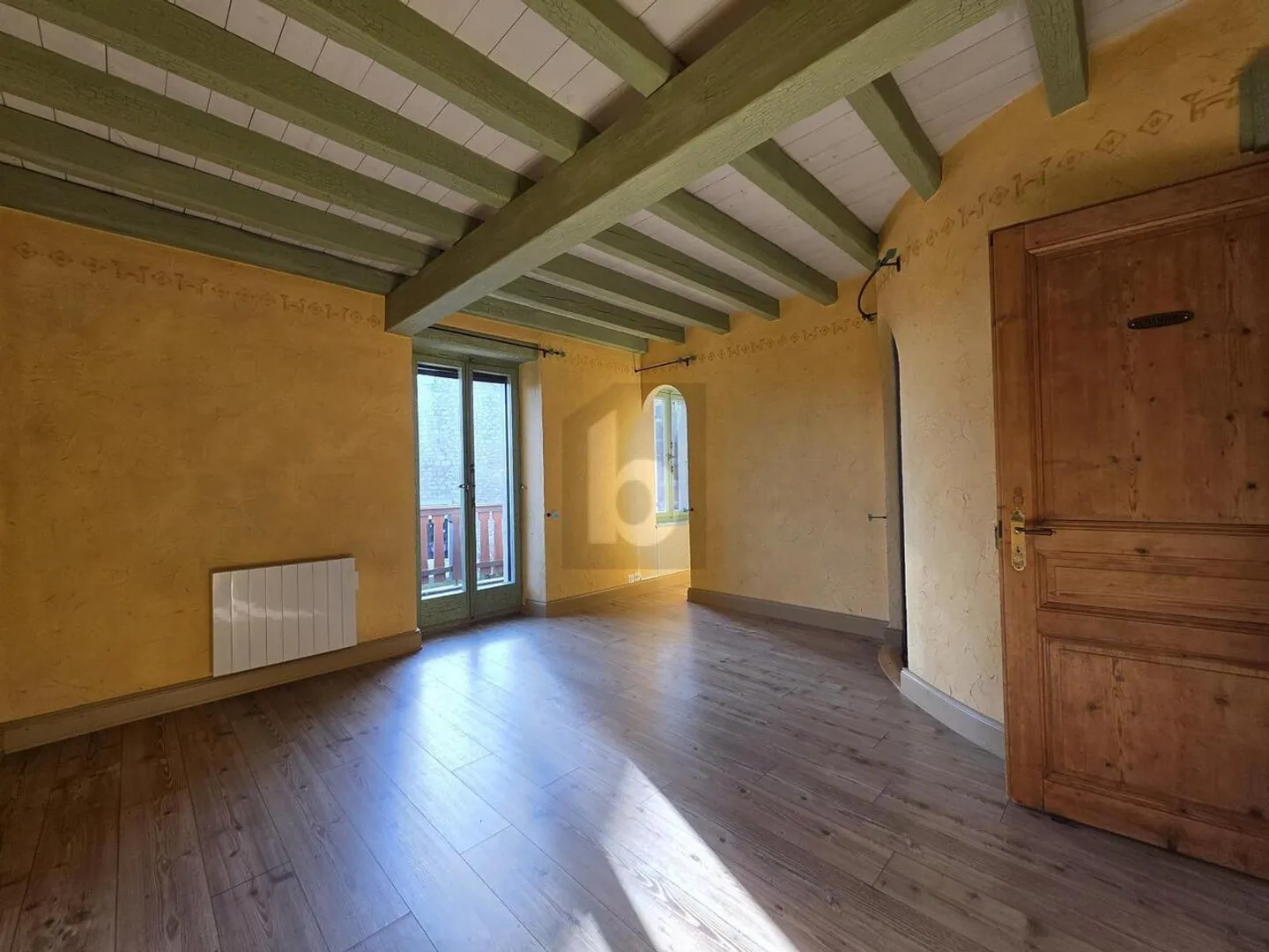 CHIC, SPACIOUS AND IDEALLY LOCATED - Photo 4 of 6