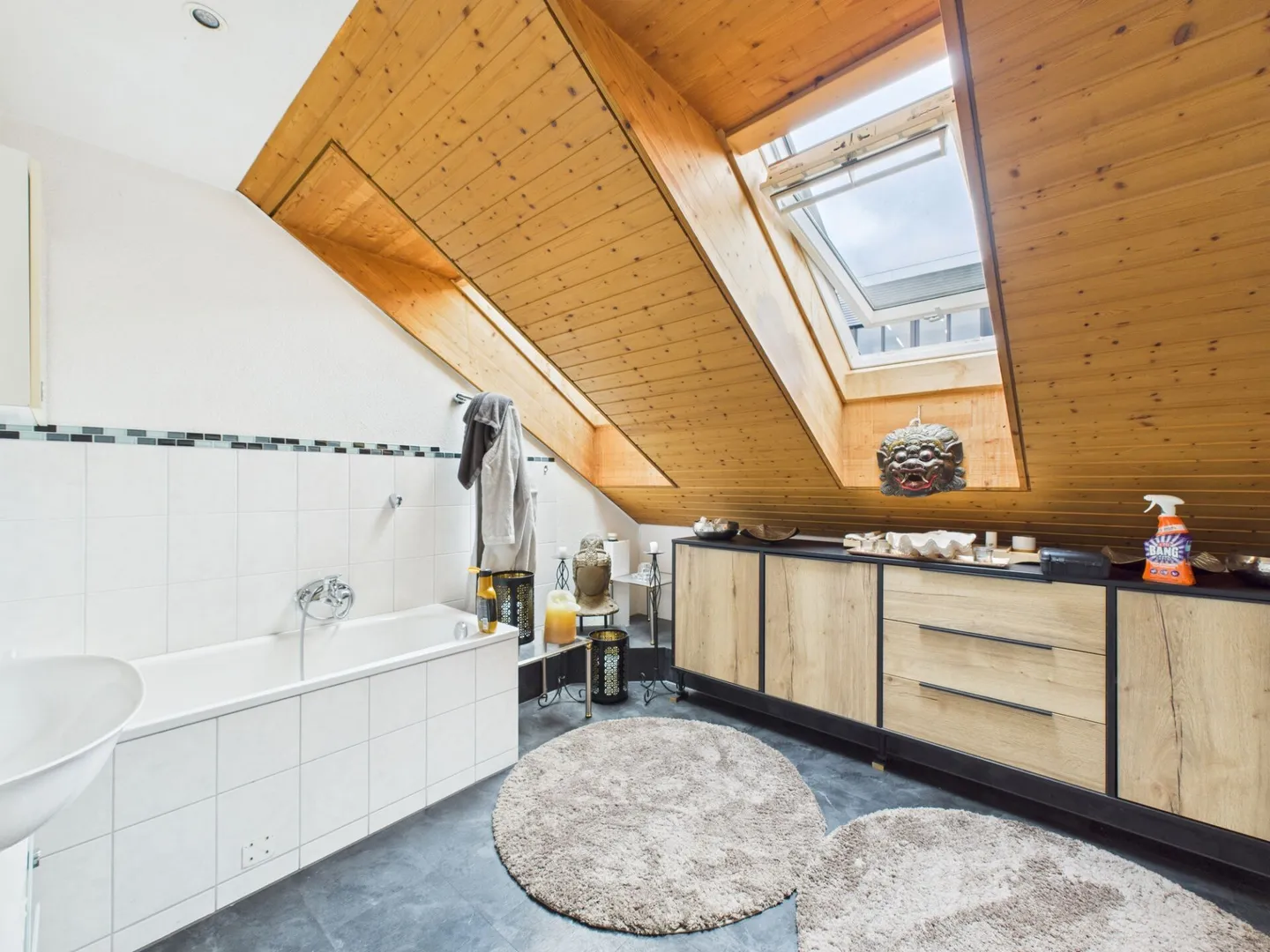 Versatile property with residential and commercial use - Photo 3 of 16