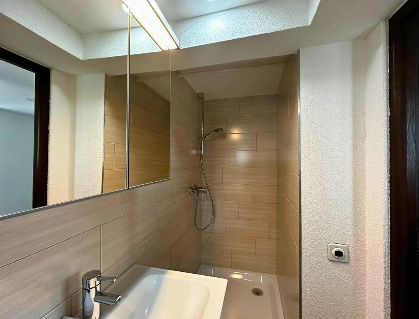 Appartamento affascinante con 2 camere al piano rialzato con possibilità di posti a sedere - Foto 5 di 7