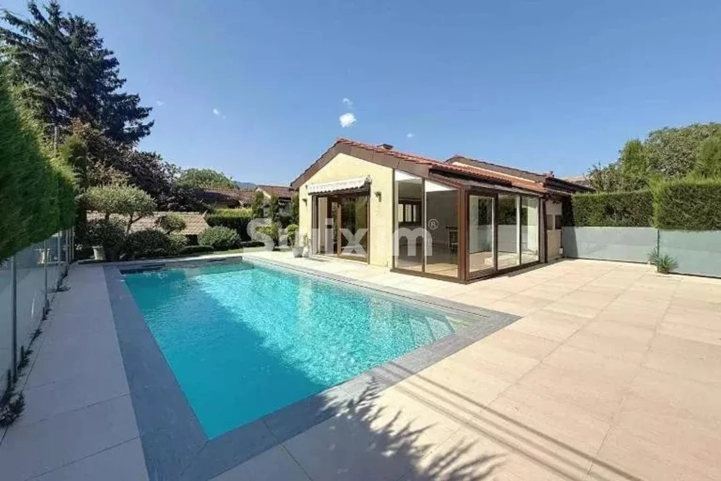 Maison familiale rénovée avec piscine - Photo 1 sur 12
