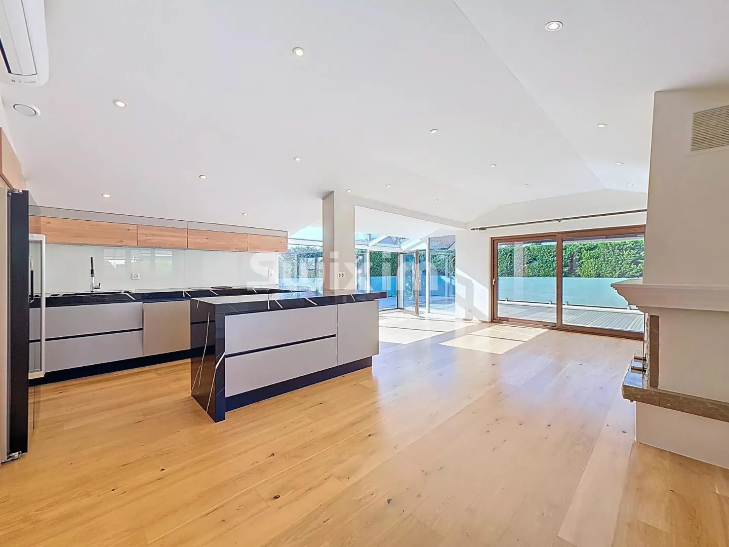 Maison familiale rénovée avec piscine - Photo 2 sur 12