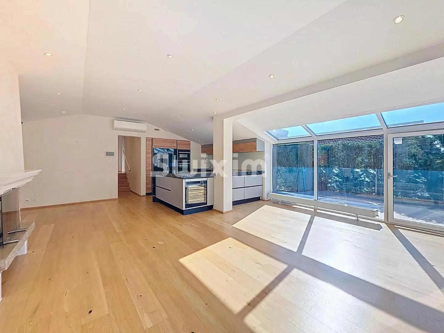 Maison familiale rénovée avec piscine - Photo 3 sur 12