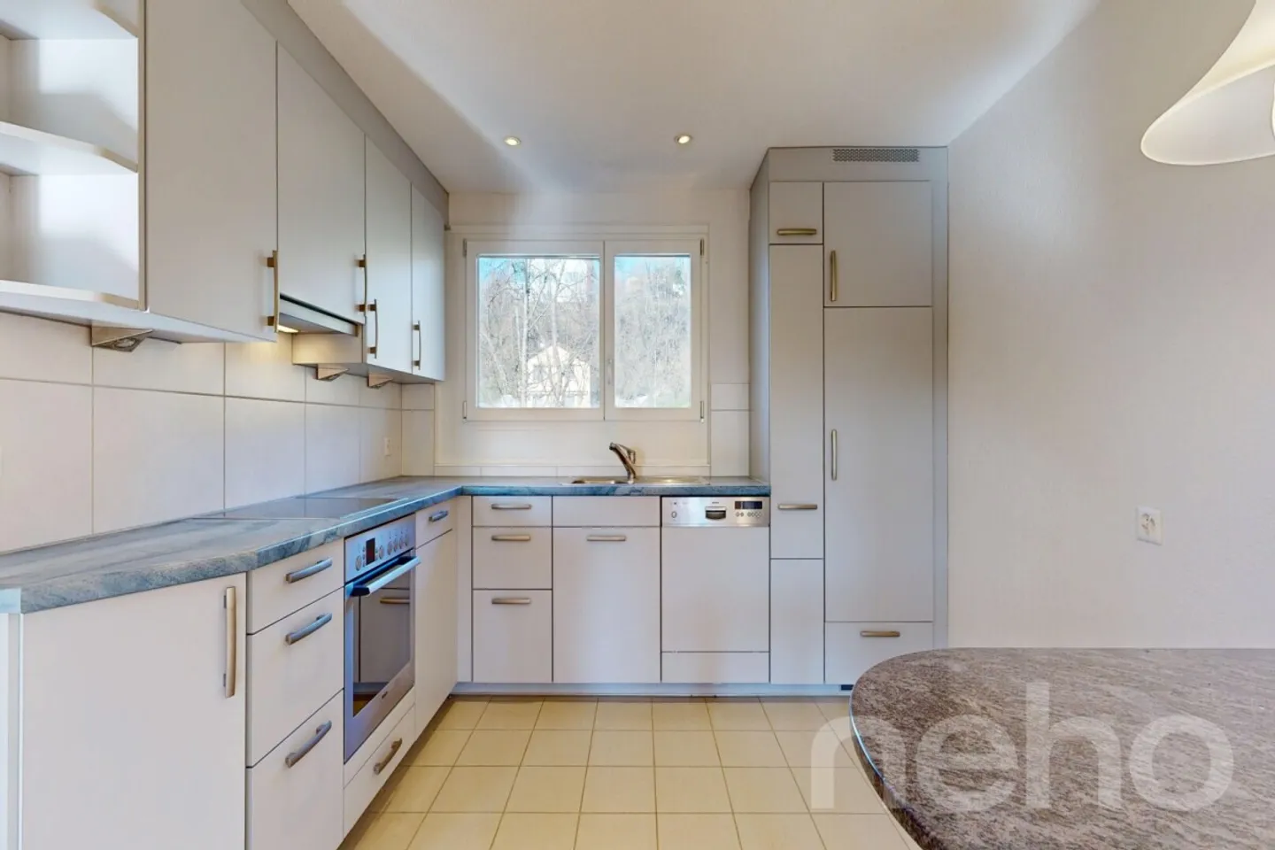 Charming 3.5-room single-family house with great potential in a quiet location - Photo 3 of 12