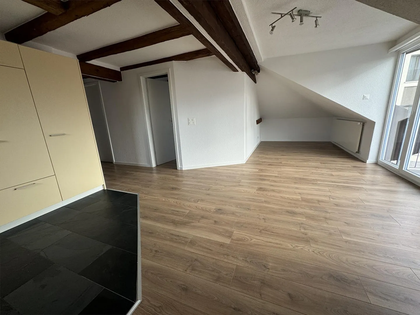 Accogliente appartamento loft di 3 stanze con lavatrice/asciugatrice e balcone - Foto 3 di 10