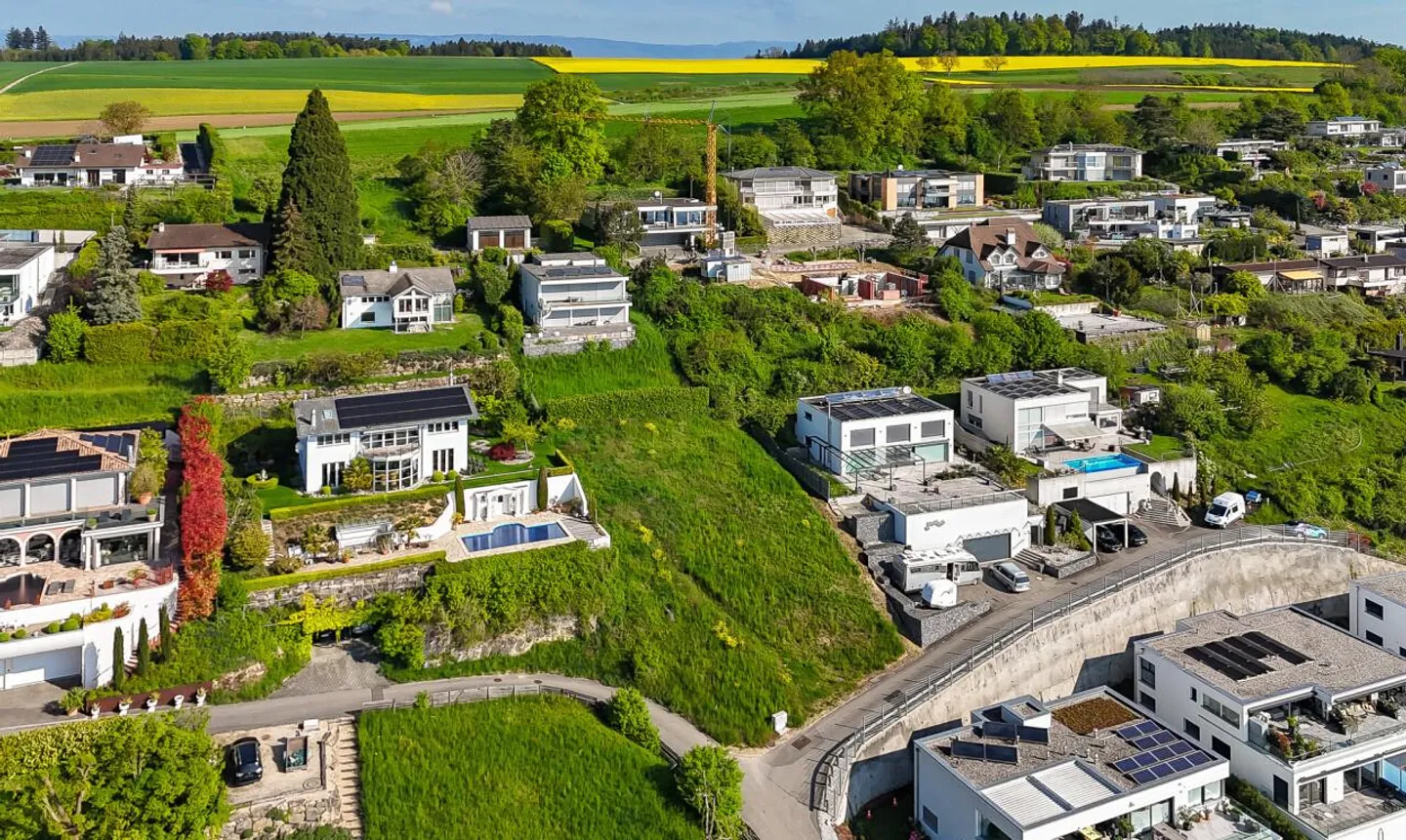 Architect-designed villa with panoramic views of the lake and mountains - Photo 8 of 13