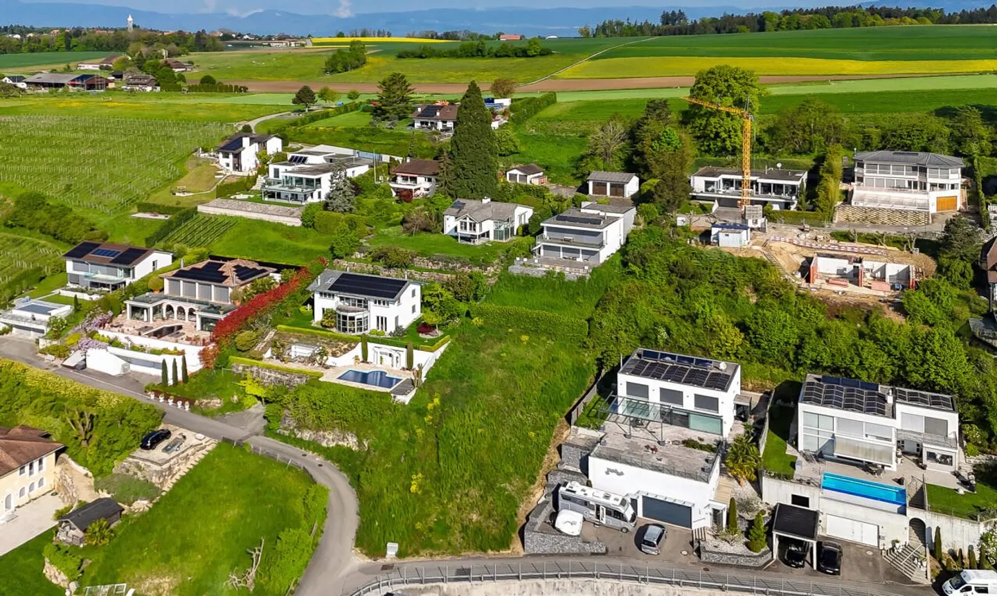 Architect-designed villa with panoramic views of the lake and mountains - Photo 9 of 13