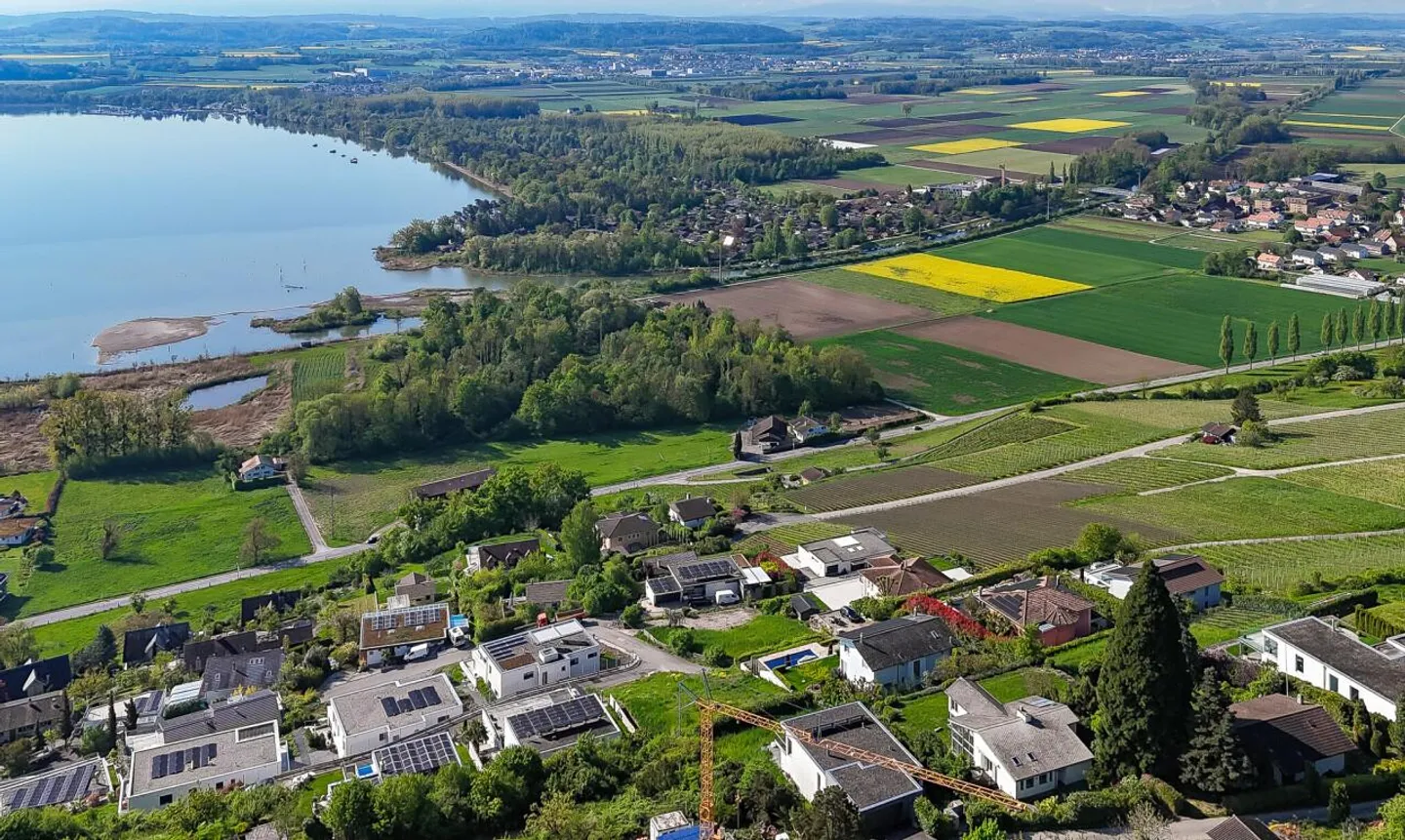 Architect-designed villa with panoramic views of the lake and mountains - Photo 10 of 13