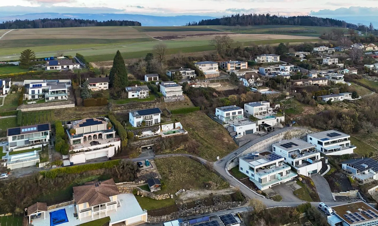 Architect-designed villa with panoramic views of the lake and mountains - Photo 11 of 13