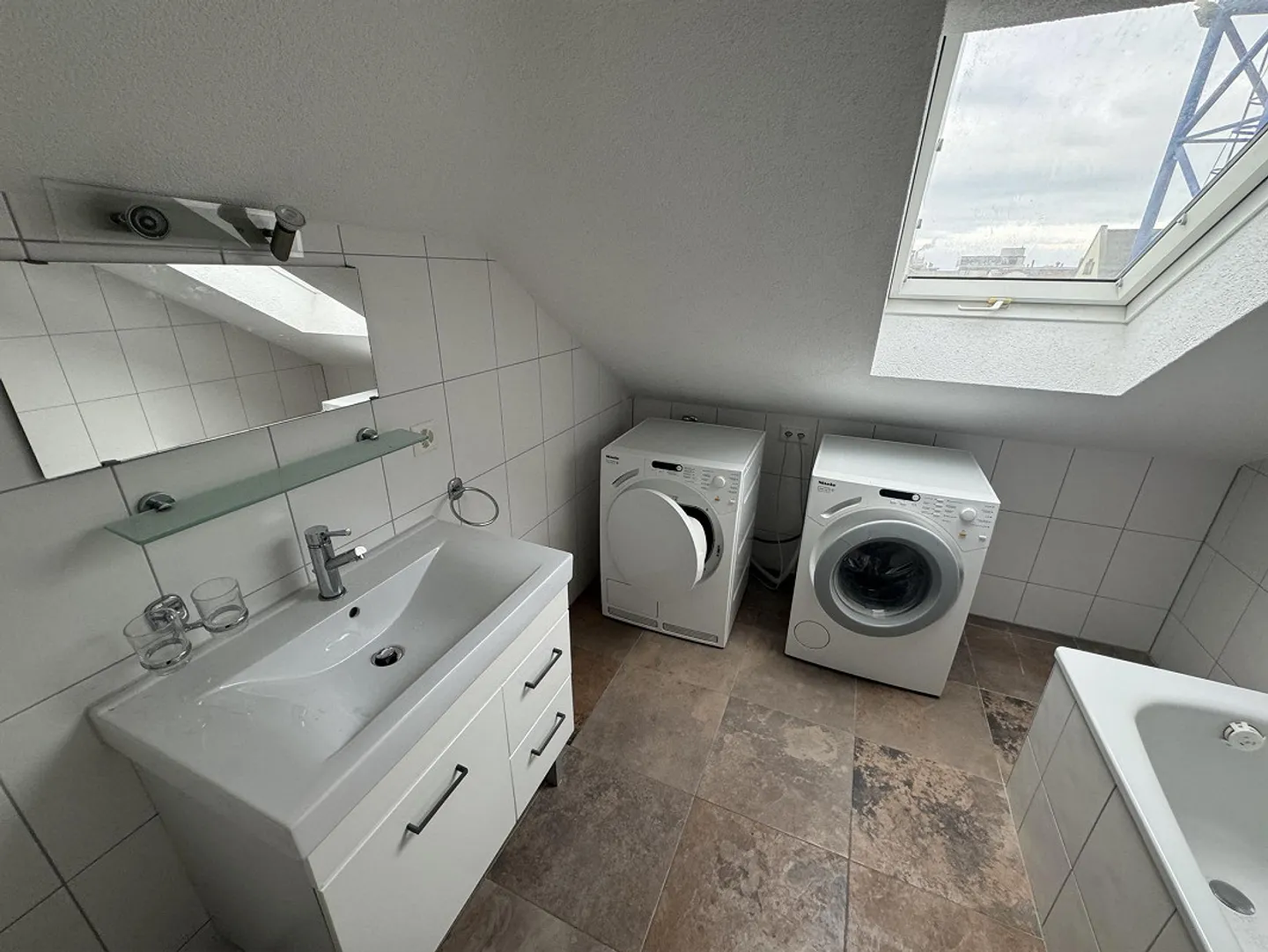 Accogliente appartamento loft di 3 stanze con lavatrice/asciugatrice e balcone - Foto 8 di 10