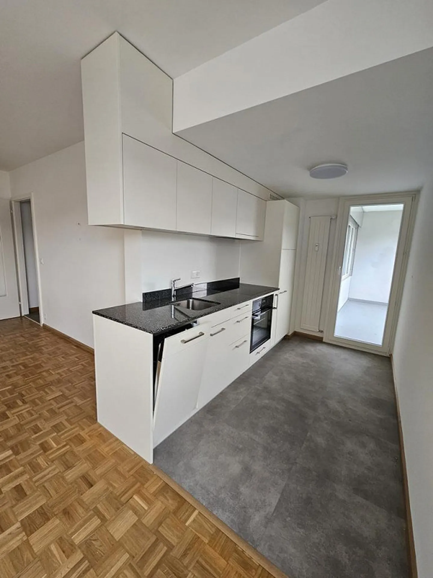 Spacious 2-room apartment (renovated) - Photo 1 of 12