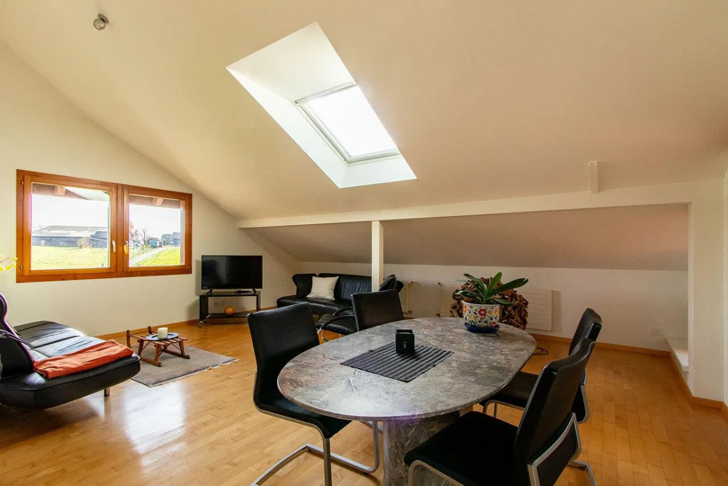 Ampio appartamento mansardato a Kerzers - Foto 3 di 11