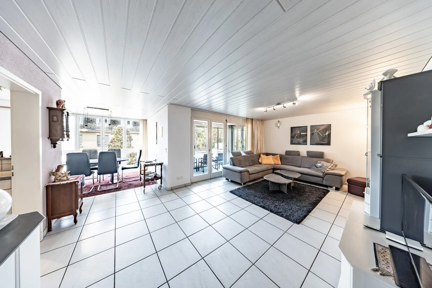Comfortable living in an ideal location - Photo 3 of 8