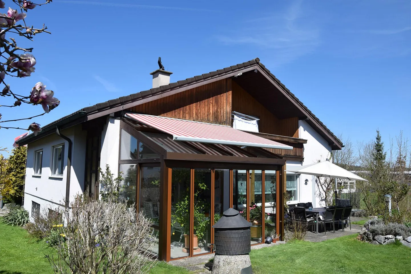 Detached single-family house with winter garden and two garages - Photo 1 of 15