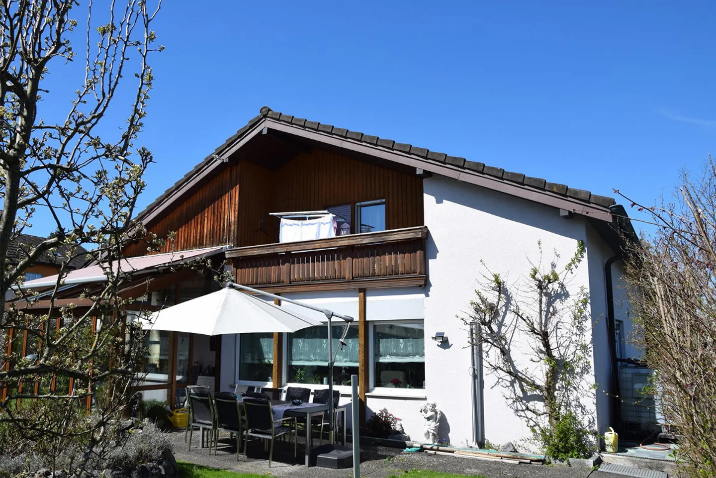 Detached single-family house with winter garden and two garages - Photo 2 of 15