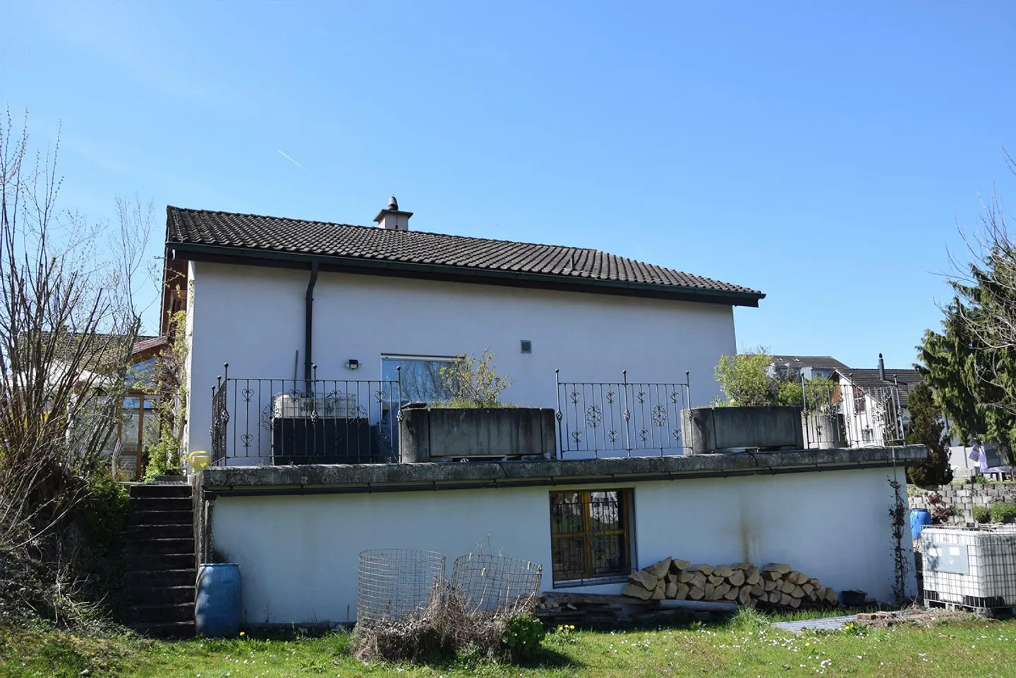 Detached single-family house with winter garden and two garages - Photo 3 of 15