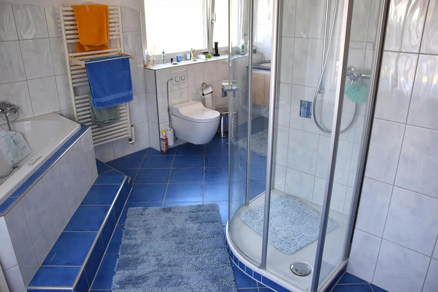 Detached single-family house with winter garden and two garages - Photo 14 of 15