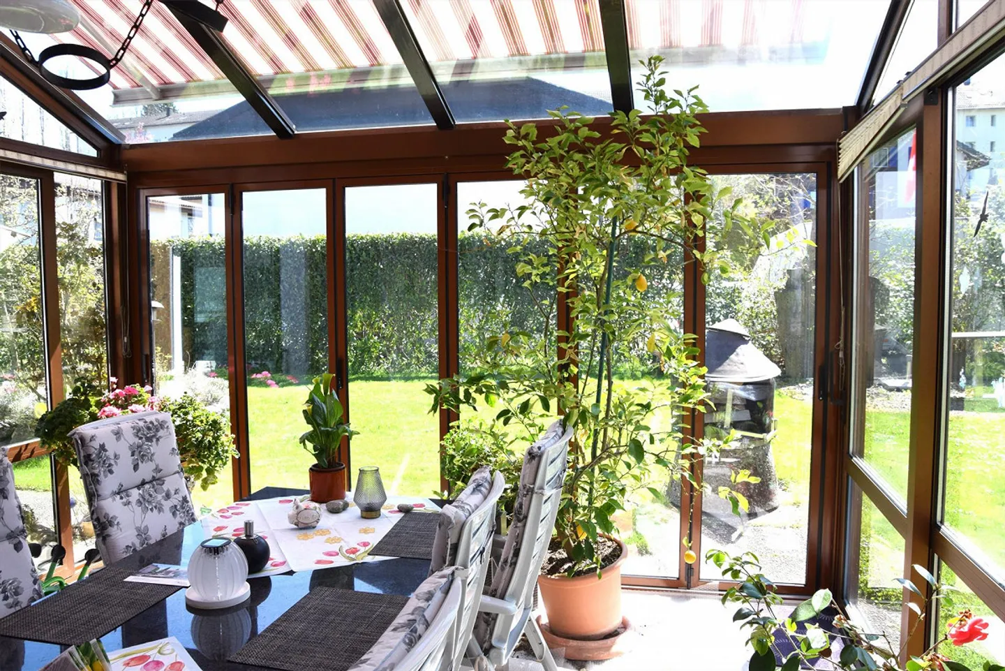 Detached single-family house with winter garden and two garages - Photo 12 of 15