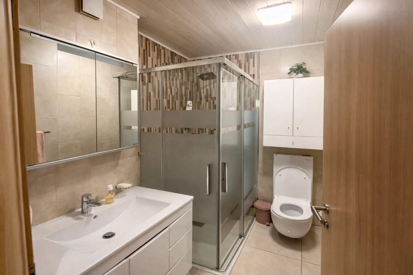 Commercial space apartment of 2.5 rooms - Photo 2 of 2