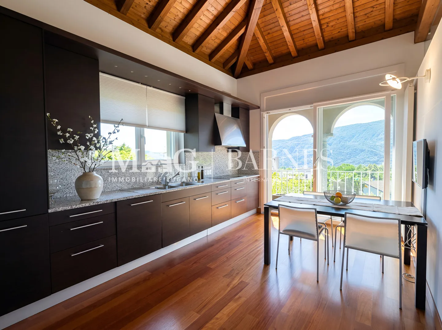 Villa élégante dans la magie de la colline de Comano - Photo 4 sur 15