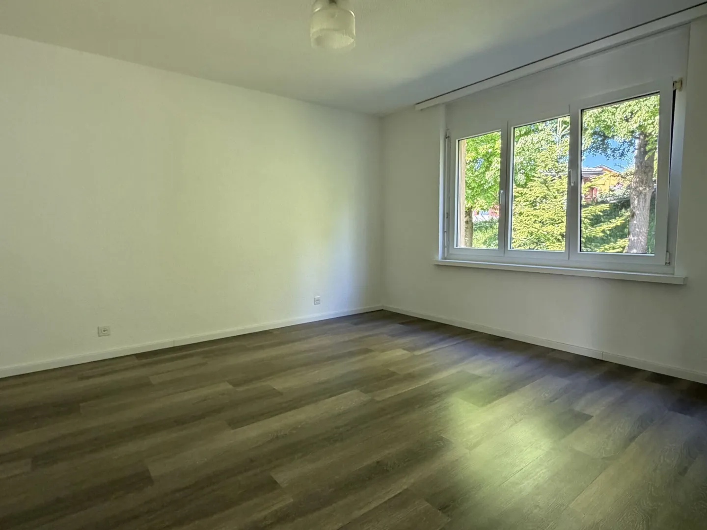 VIVRE MODERNE AVEC BALCON VITRÉ ET VUE SUR LE VERDURE - Photo 3 sur 8