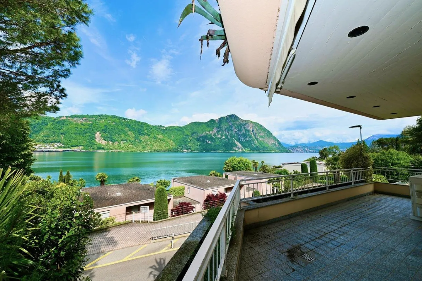 Apartment with Breathtaking Lake View for Sale in Bissone - Photo 6 of 21