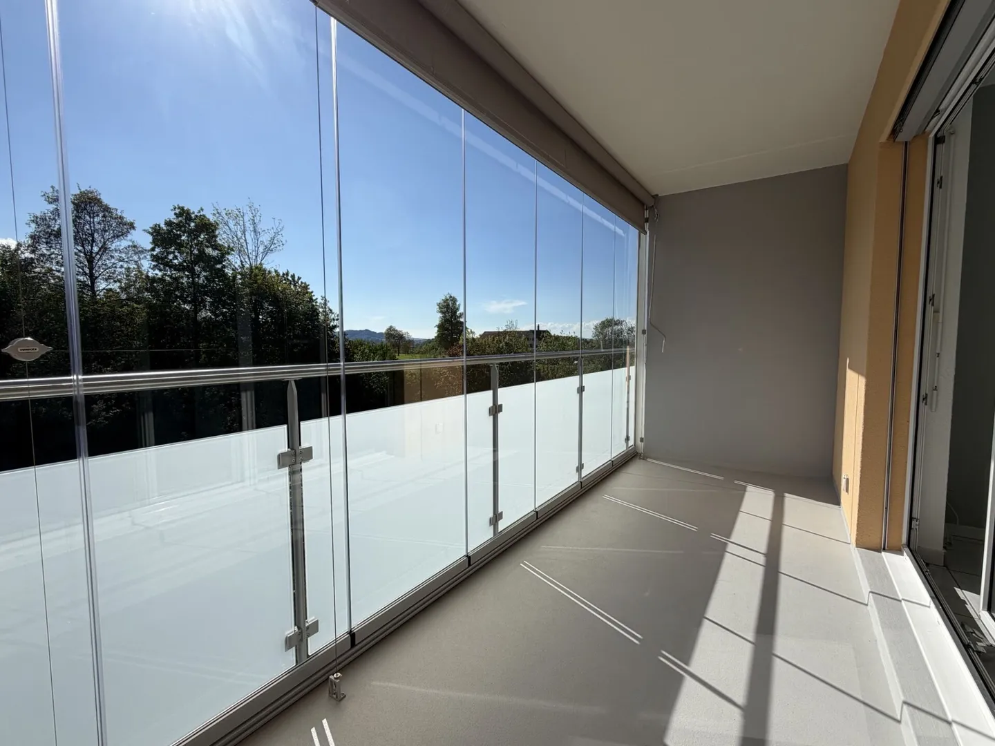 VIVRE MODERNE AVEC BALCON VITRÉ ET VUE SUR LE VERDURE - Photo 1 sur 8