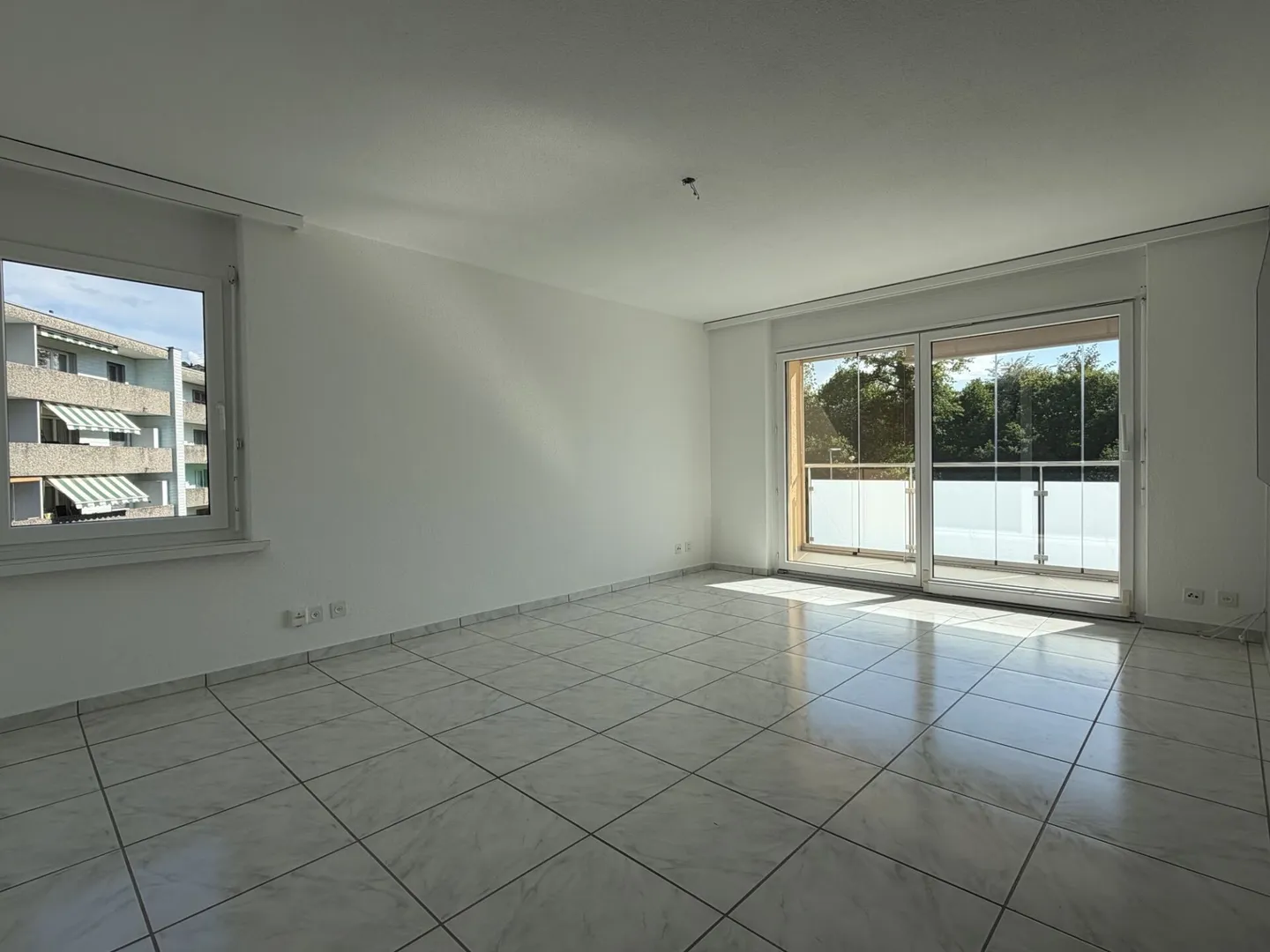 VIVRE MODERNE AVEC BALCON VITRÉ ET VUE SUR LE VERDURE - Photo 2 sur 8