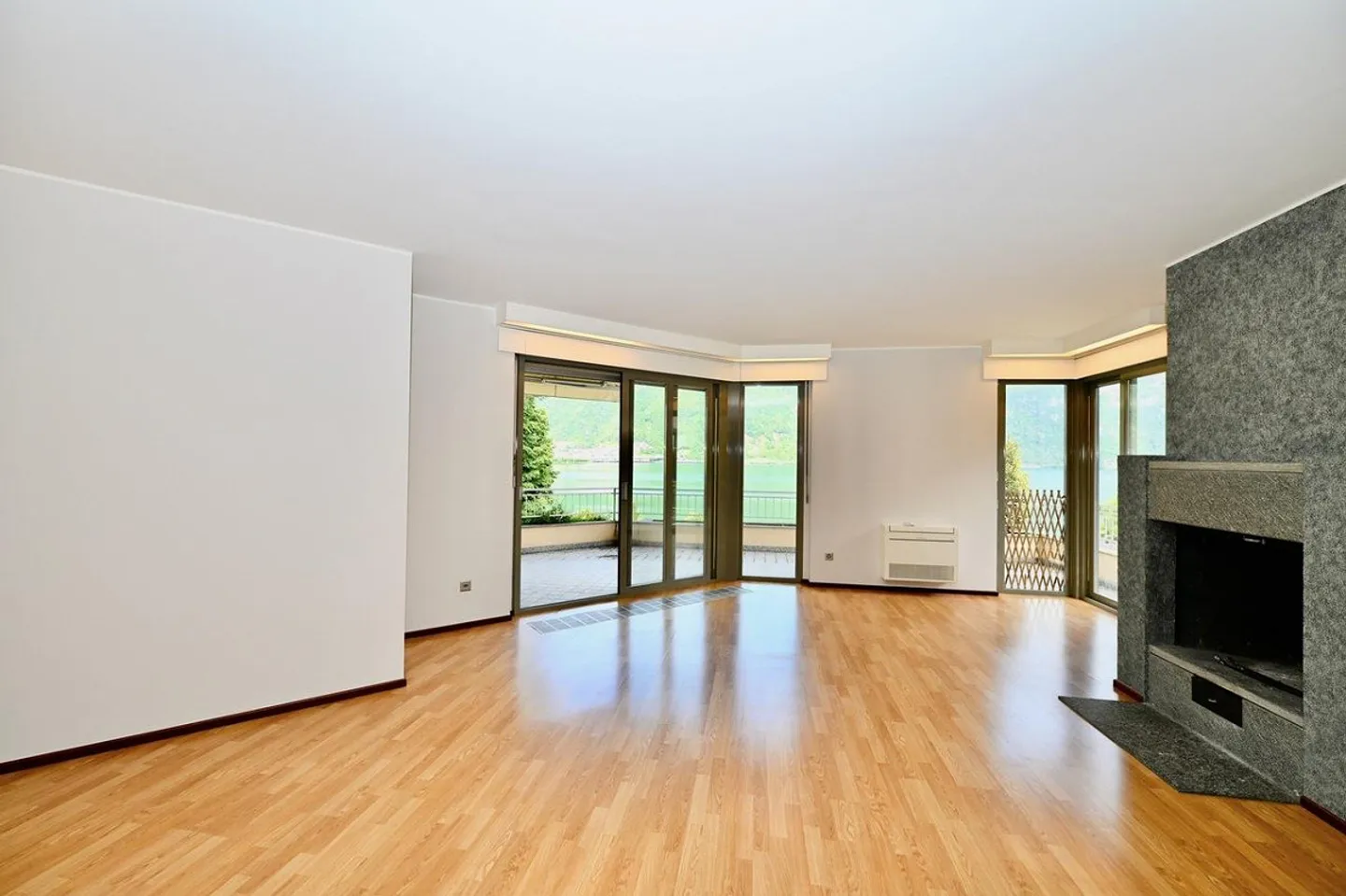 Apartment with Breathtaking Lake View for Sale in Bissone - Photo 9 of 21