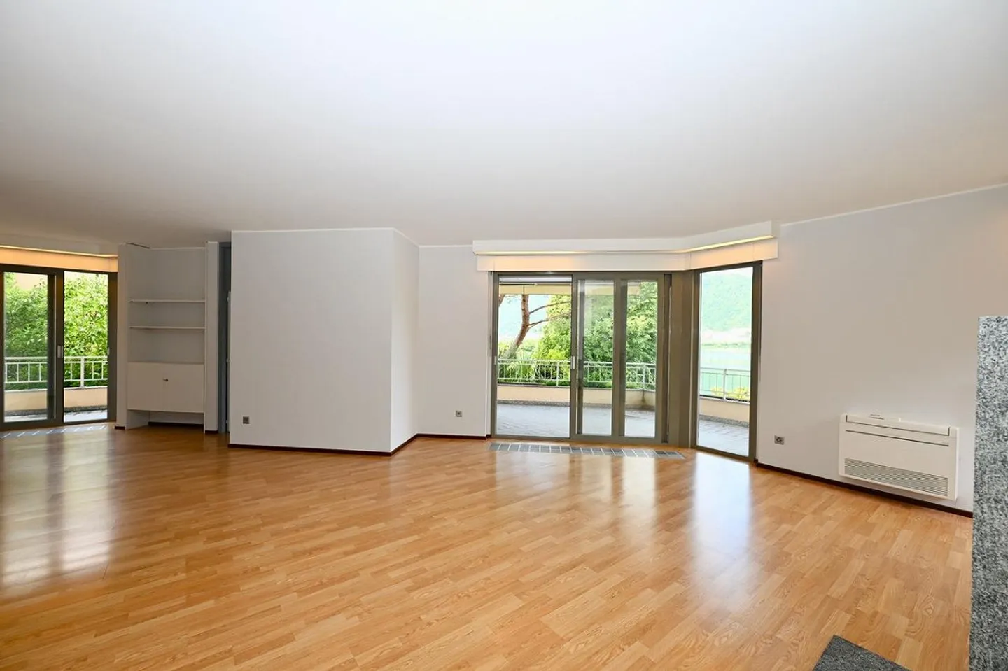 Apartment with Breathtaking Lake View for Sale in Bissone - Photo 10 of 21