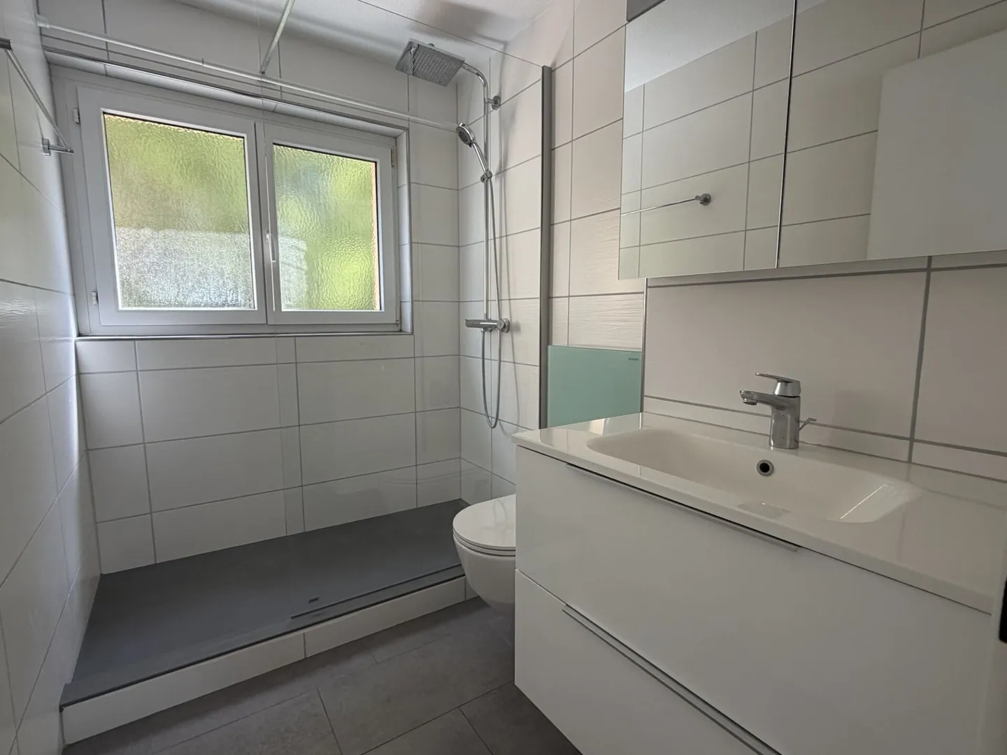 VIVRE MODERNE AVEC BALCON VITRÉ ET VUE SUR LE VERDURE - Photo 5 sur 8
