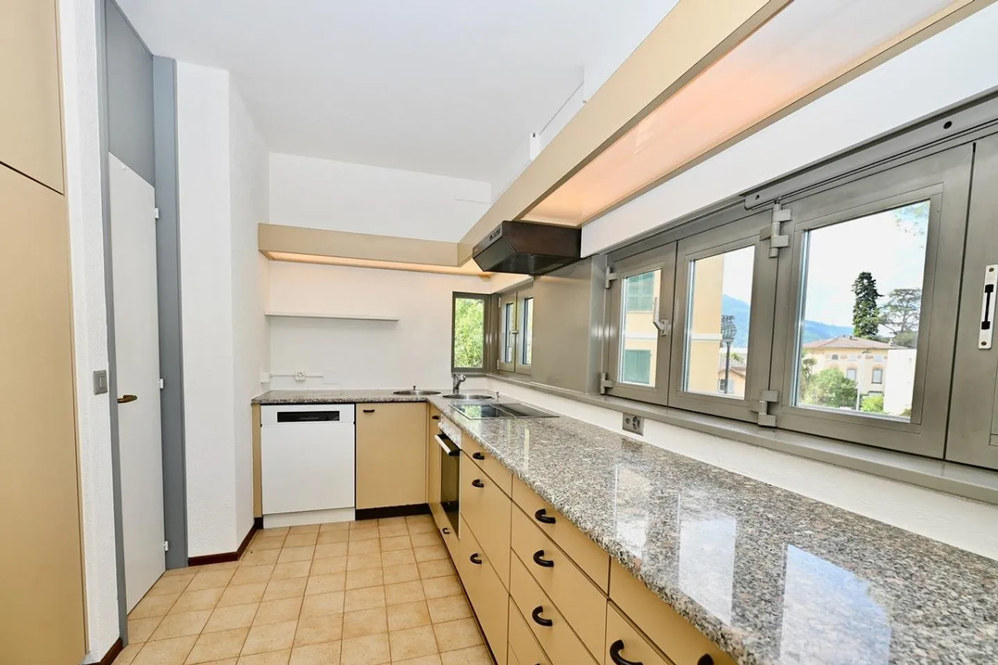 Apartment with Breathtaking Lake View for Sale in Bissone - Photo 14 of 21