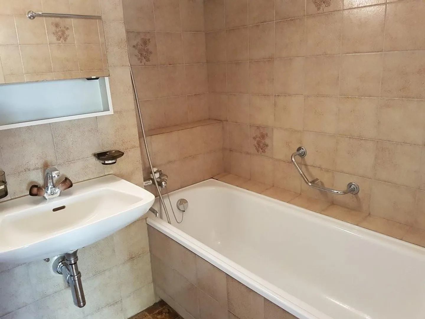 Sunny location with garden seating area - near highway access A1 - Photo 3 of 6