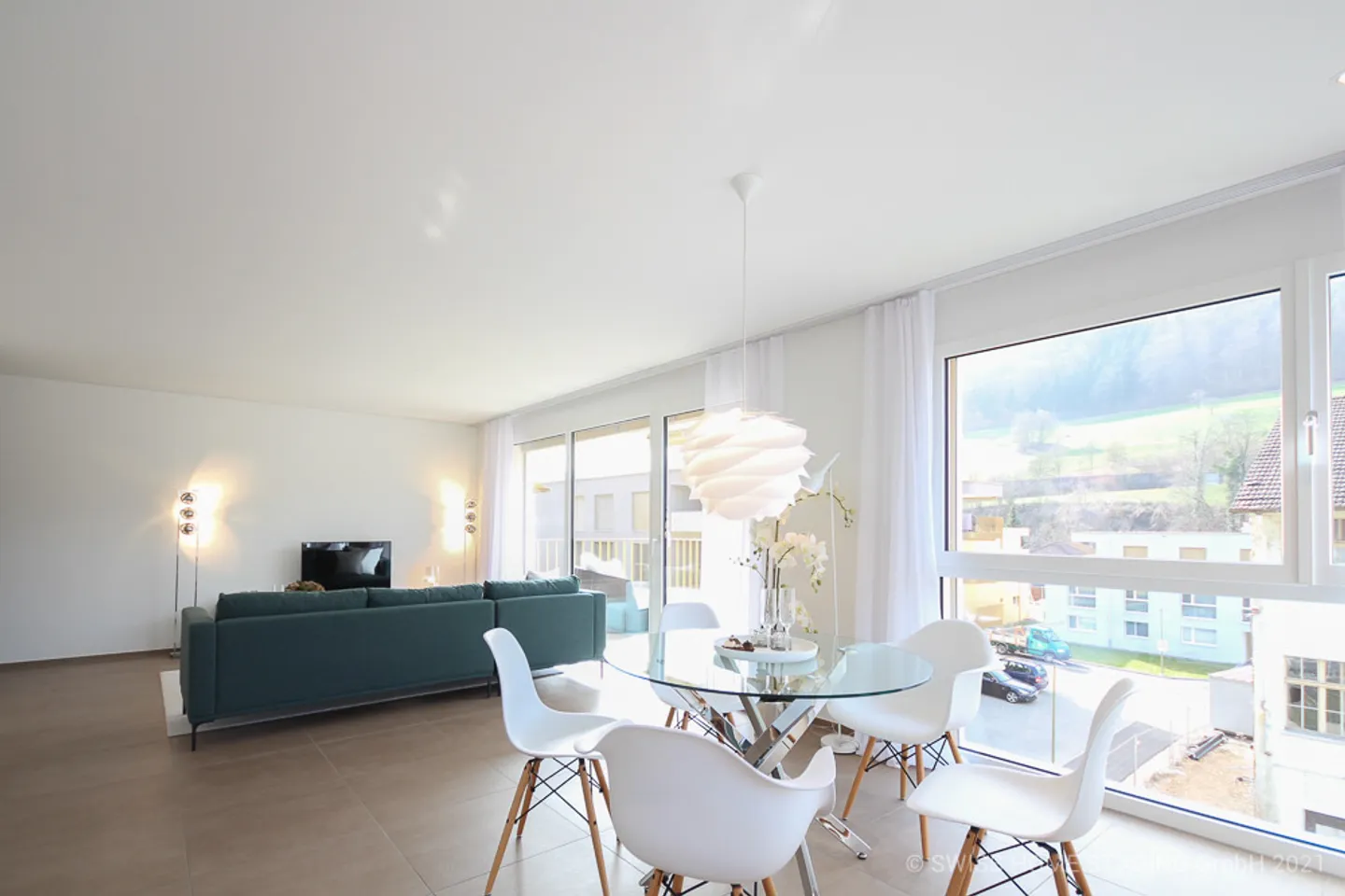 APPARTEMENT MODERNE DE 4,5 PIÈCES DANS UN ENDROIT CALME - Photo 1 sur 9