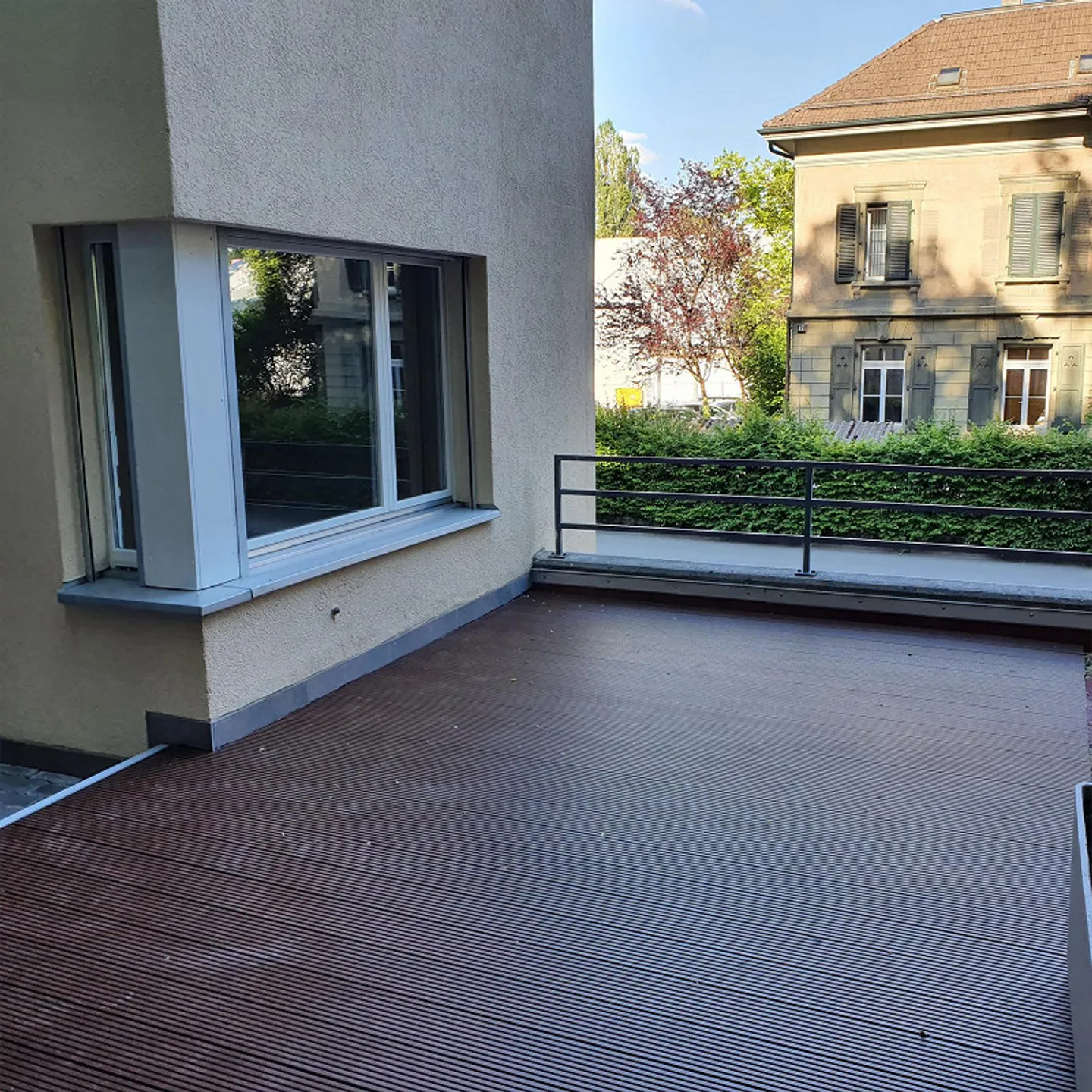 Modern 2.5-room apartment with large terrace - Photo 9 of 10