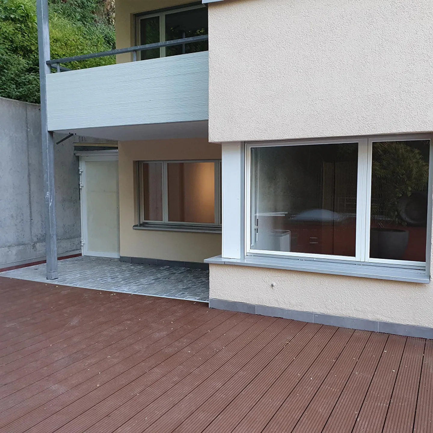 Modern 2.5-room apartment with large terrace - Photo 10 of 10