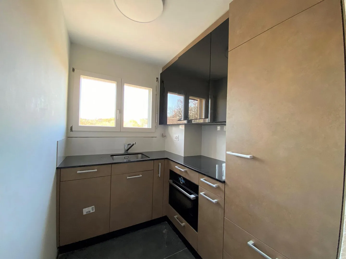Modern 2.5-room apartment with large terrace - Photo 5 of 10