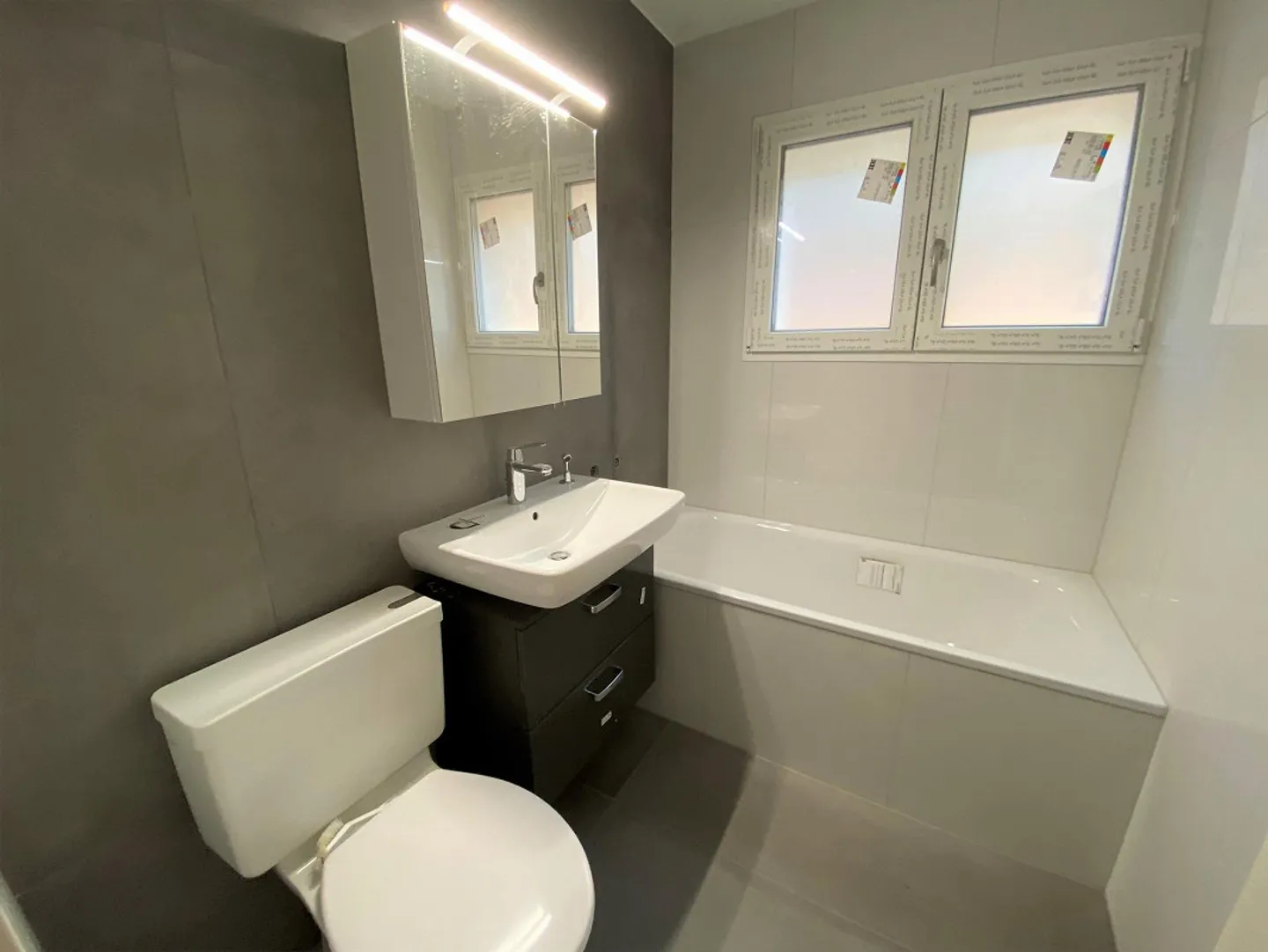 Modern 2.5-room apartment with large terrace - Photo 6 of 10