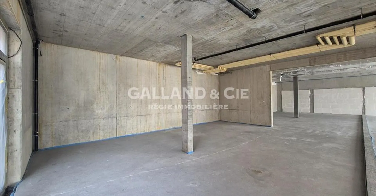 Edificio ad uso misto in affitto - Foto 3 di 12