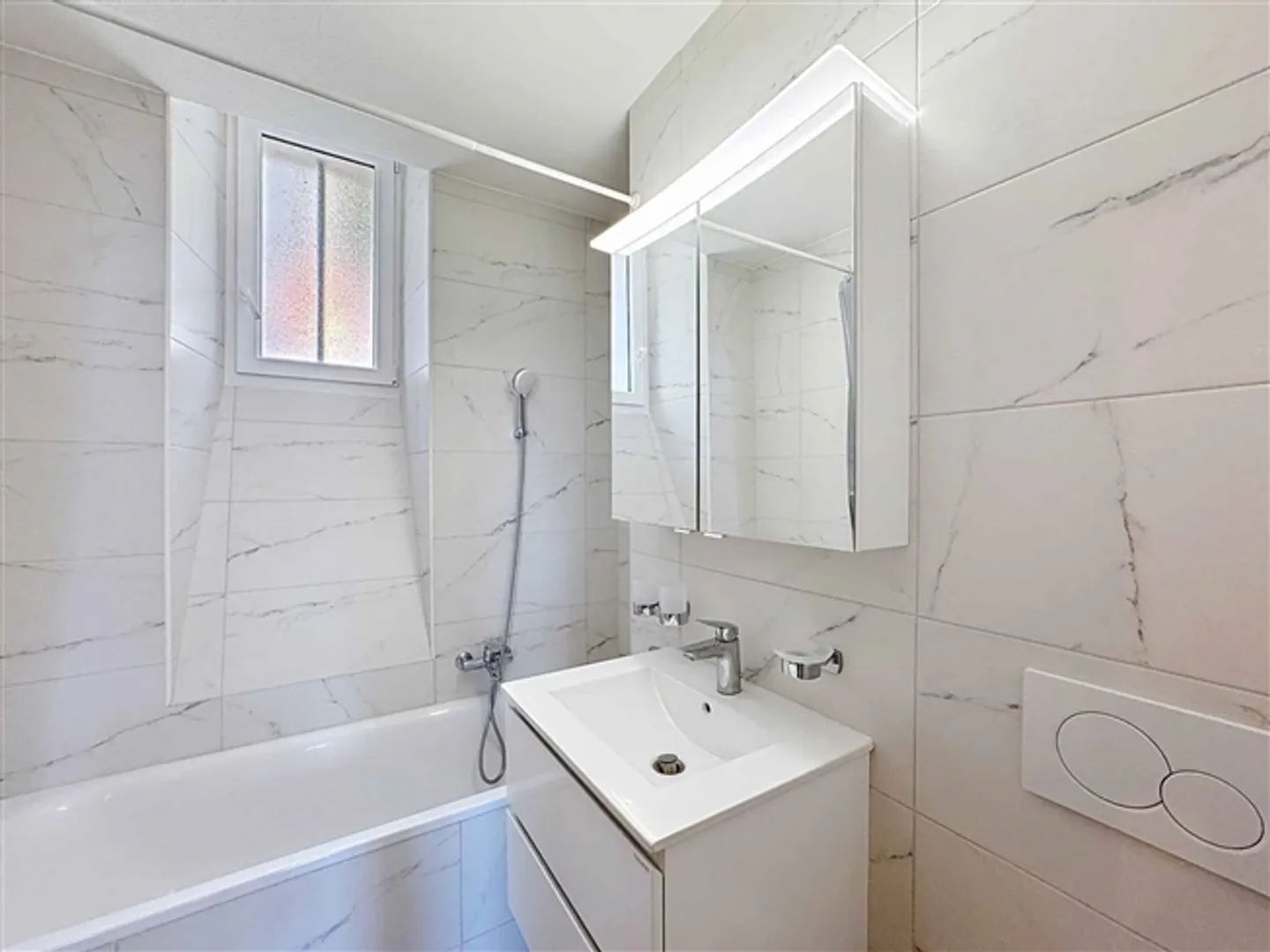 Renovated 4 Rooms + 2 Balconies – Excellent View of the Lake - Photo 8 of 13