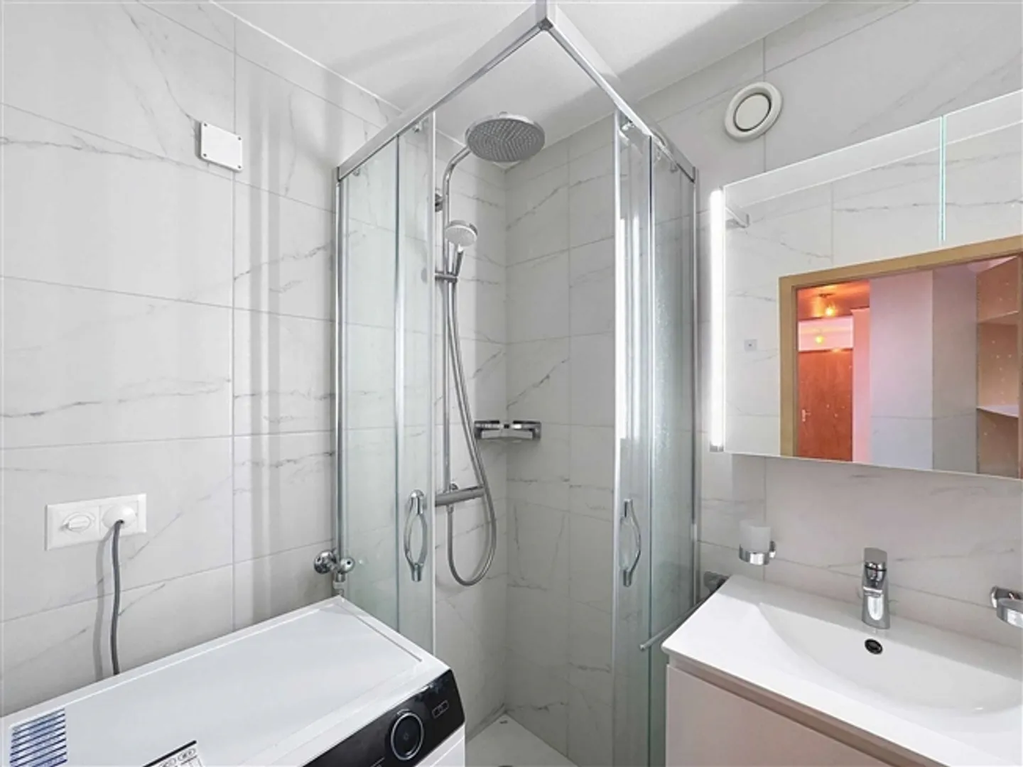 Renovated 4 Rooms + 2 Balconies – Excellent View of the Lake - Photo 10 of 13