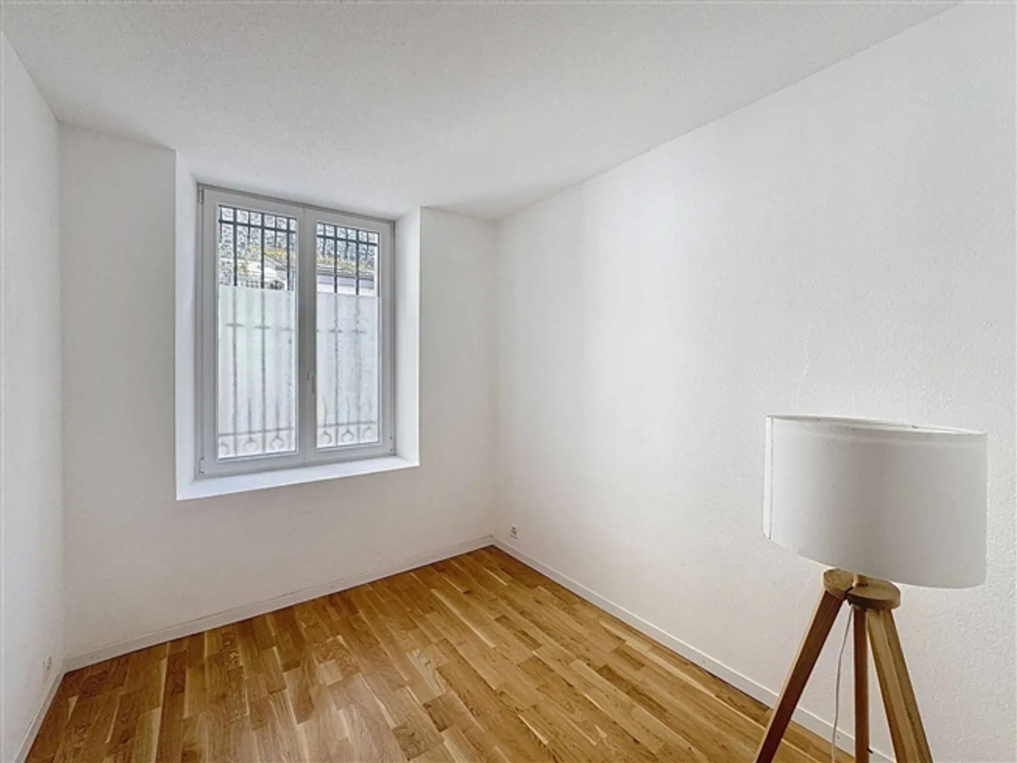 Renovated 4 Rooms + 2 Balconies – Excellent View of the Lake - Photo 11 of 13