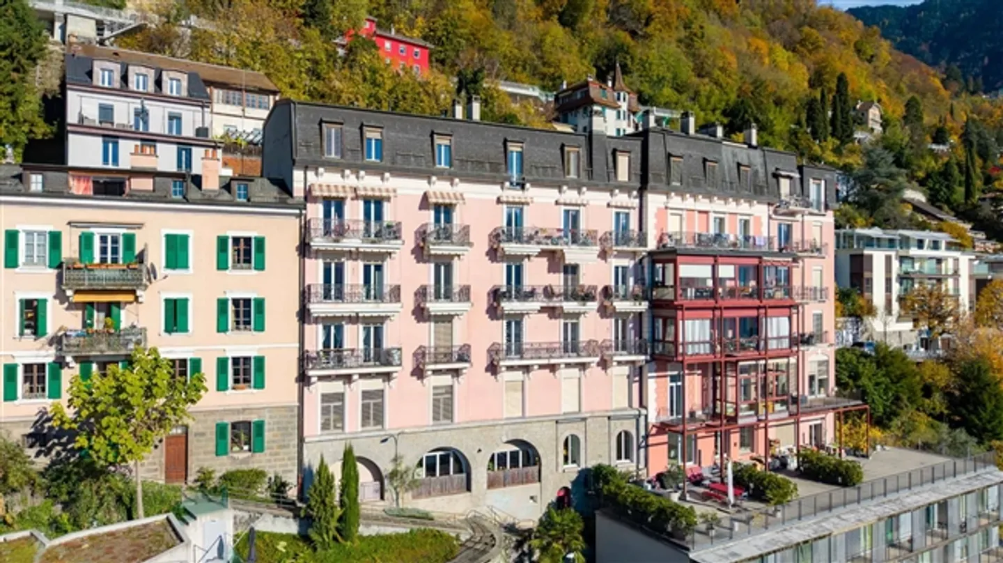 Renovated 4 Rooms + 2 Balconies – Excellent View of the Lake - Photo 13 of 13